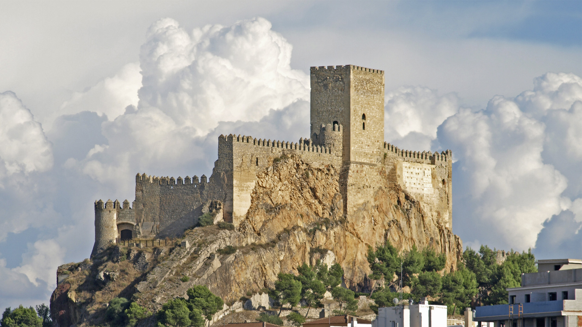 Cumulos y castillo de Almansa